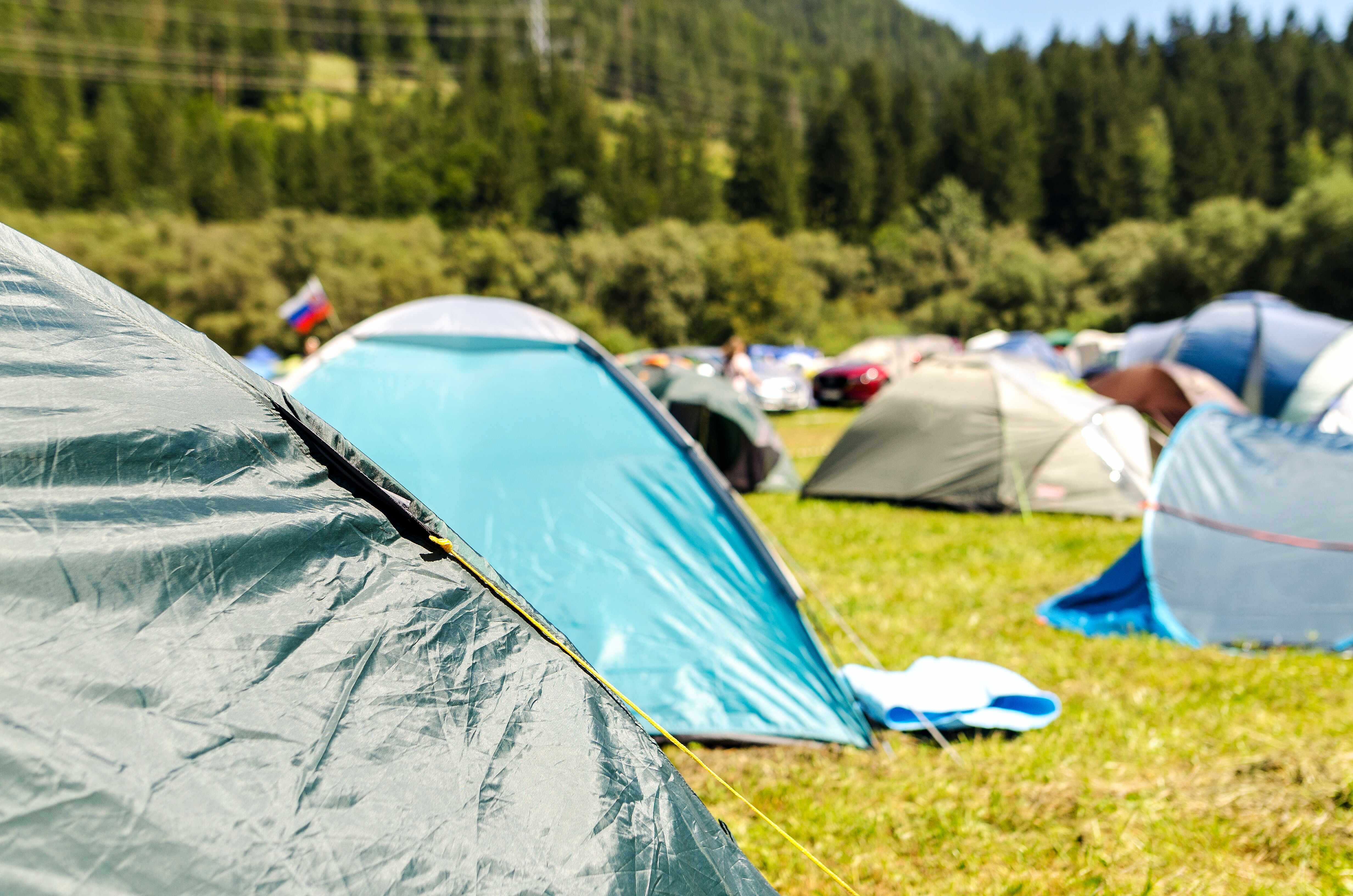 Палаточный лагерь палатки. Поход с палатками. Палатка турист. Палаточный лагерь. Туризм с палатками.