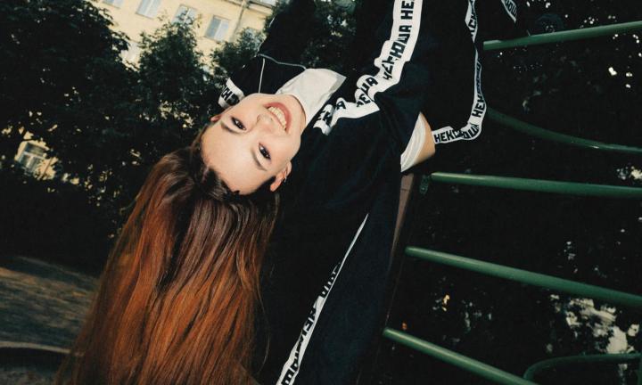 Гимн Омска, ирония и песни для стадионов: у певицы нексюши вышел новый альбом