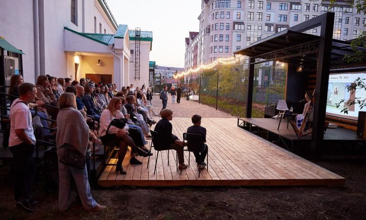 Книжные клубы, лекторий, ярмарка современной литературы. В Омске впервые пройдёт фестиваль «Книжный дворик» 