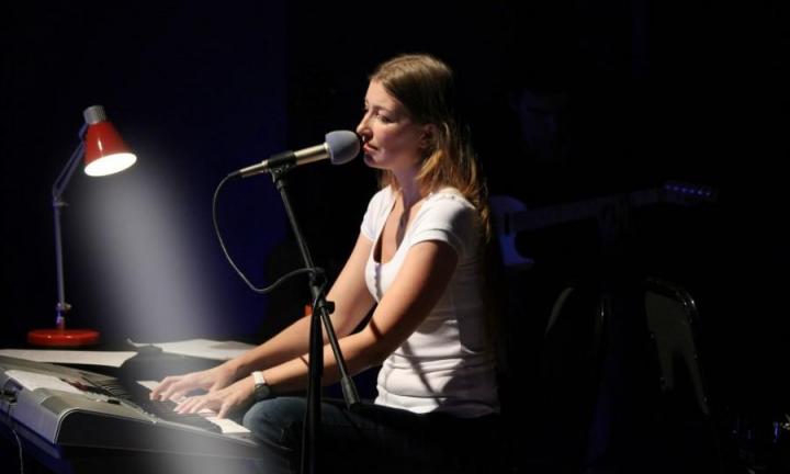 Голос, набирающий высоту: творческий путь Ольги Саниной. Рассказываем омичам об омичах.