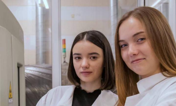 Девушка, наука, оксид ванадия – молодая учёная работает над созданием материала с уникальными свойствами