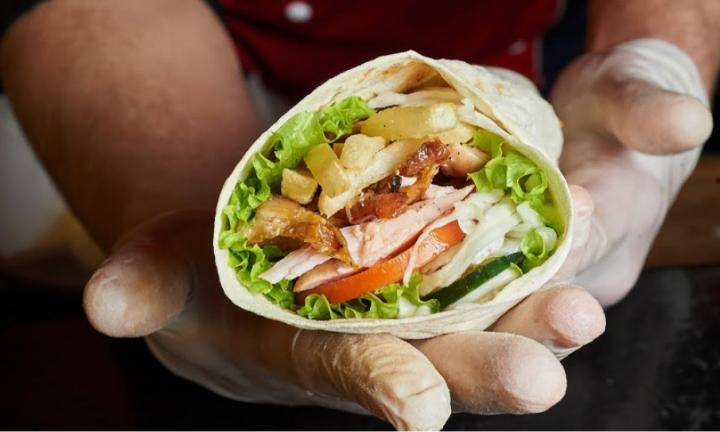 Еда на бегу – топ-8 необычных блюд фастфуда в Омске