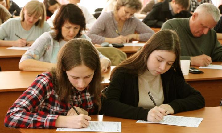 Тысячи омичей сядут за парты, чтобы написать диктант