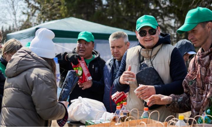 Тонна мусора и одна сумка. Как в Омске прошёл «Субботник на бегу»