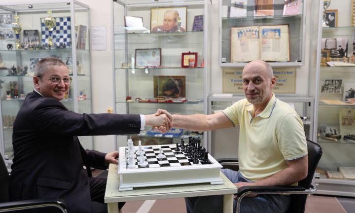 Старт турнира в память великого мастера: омский меценат открыл серию шахматных матчей