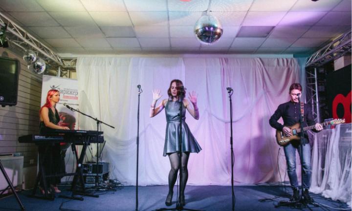 Омичи на стримингах #2: танцы под местных музыкантов