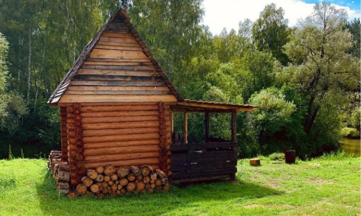 Омич в одиночку восстанавливает деревню-призрак посреди тайги