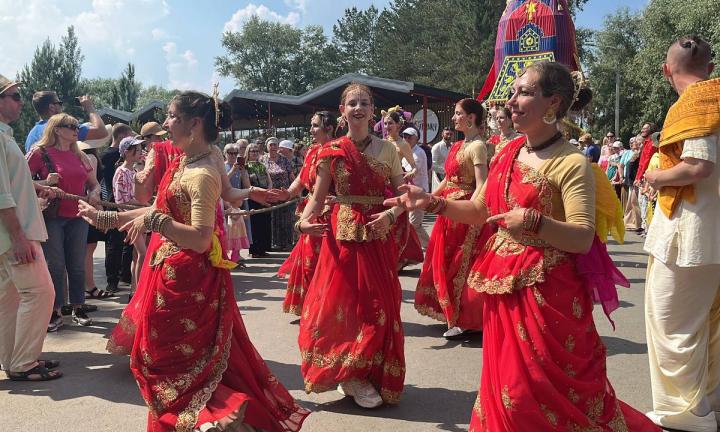 Все созданы для любви. В Омске прошла индийская свадьба с сибирским размахом