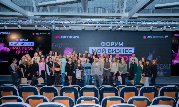 «Роковая красотка», «Ворона, «Нежность»: на бьюти-форуме в Омске показали современную романтику