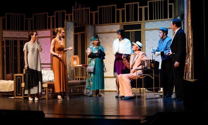 С Бродвея – в Омск. В омском ТЮЗе дали оперу-буфф «Одолжите тенора»