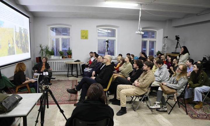 Выставки для рыб и неба. Омские художники превратили в галерею озёра и поля 