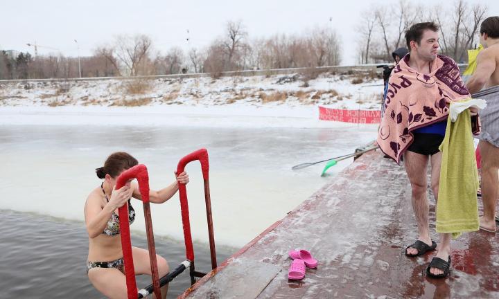 Омские моржи отметили юбилей, как и положено, в проруби