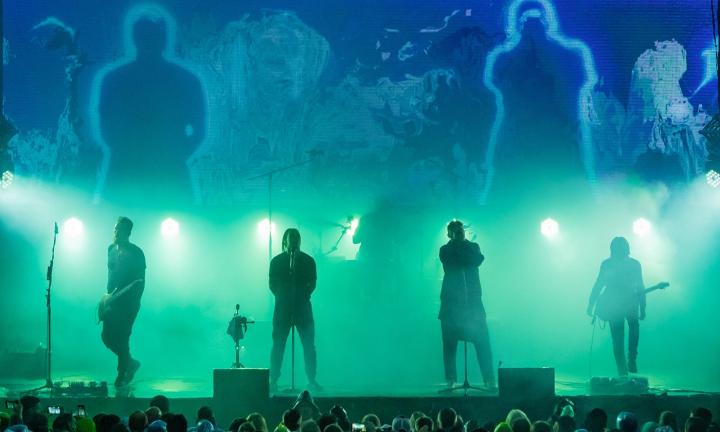 «Мне человеком стыдно быть любой страны — я волком стать хочу, чтоб не испытывать вины»: группа «25/17» выпустила новый трек