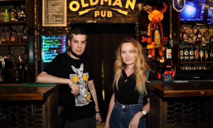 Директор Oldman Pub: ... судя по тому, сколько времени проводят у нас постоянные гости, мы им дороже семьи