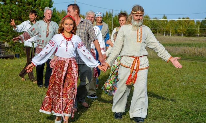 Хороводы, хождение по углям и песни под балалайку: праздники урожая в Омской области
