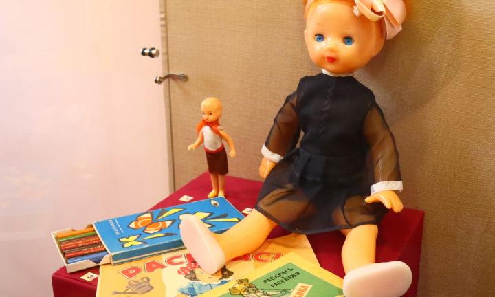 «Как мы любим играть?»: в Краеведческом музее работает выставка игрушек разных эпох 