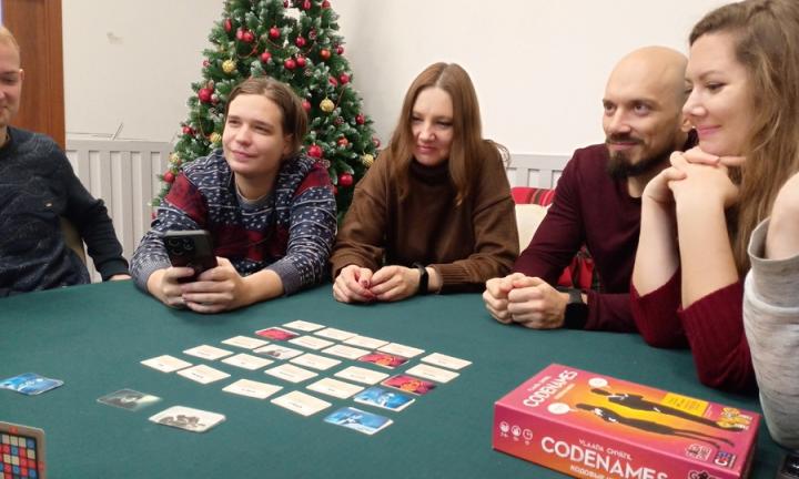 Настольные игры, конкурс костюмов и мандаринки: «Игротека.Омск» празднует Новый год