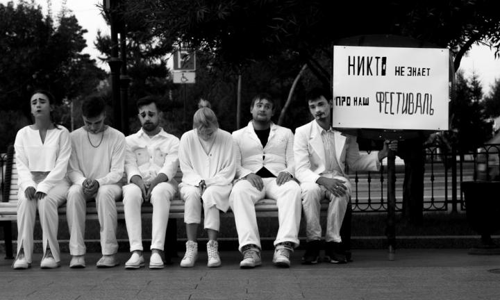 Актёры ЦСД устроили уличный перформанс, чтобы омичи узнали о театральном фестивале