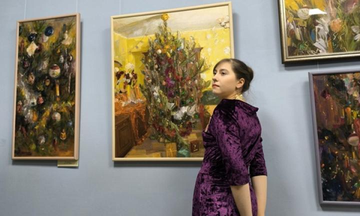 Скелет новогодней ёлки и картины на открытках. Омичей ждёт необычная выставка  