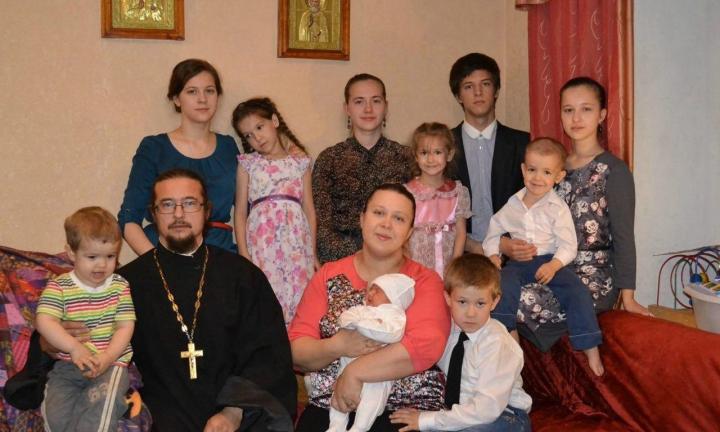 Омский священник после смерти жены один воспитывает шестерых маленьких детей