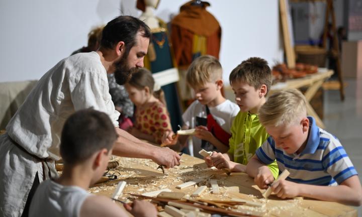 «Ребёнок начинает ценить вещи, чужой и свой собственный труд»: «Щит Сибири» запустил мастер-классы по старинным ремёслам