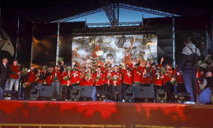 Смех, слёзы, крики поддержки: как омичи встретили «Авангард»