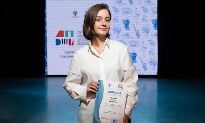 Художница из Омска победила в конкурсе «Лучший преподаватель ДШИ»