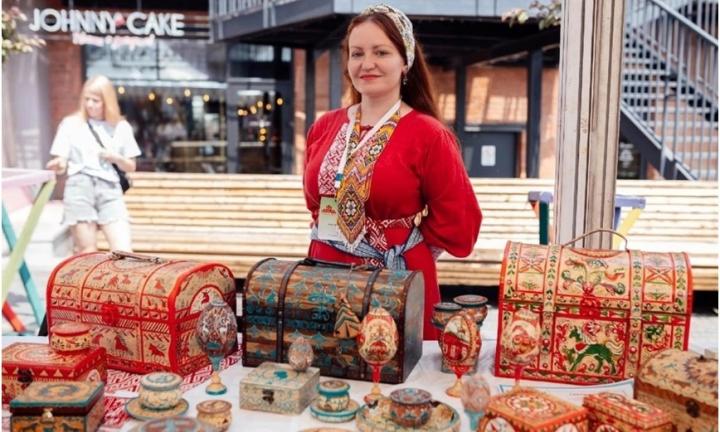 Язык предков. Художница Светлана Захарова создаёт уникальные работы в таёжной росписи