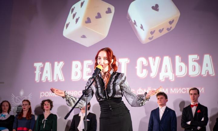 «Махать платочками все!». Омичка Маргарита Ковалёва создала в техническом вузе театральную Вселенную.