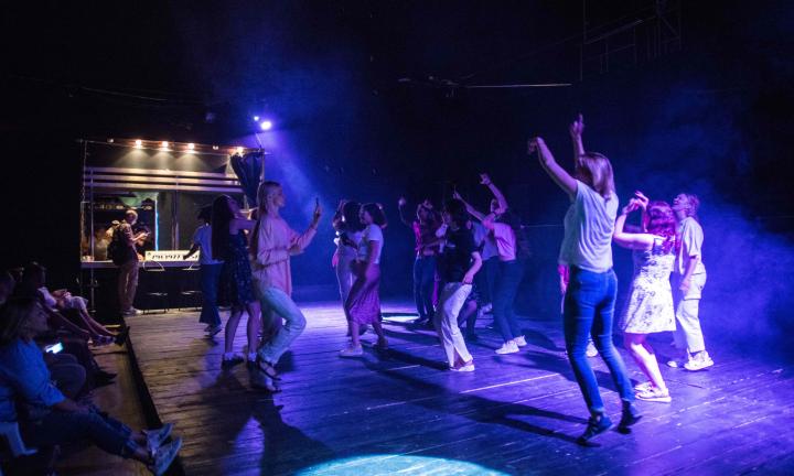 Погружение в прошлое и новый опыт: рецензия на спектакль фестиваля «Ещё один»