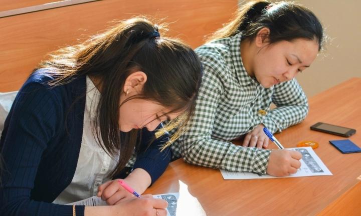 «Если любишь своё дело, то всё получается само собой»: как студентки ОмГПУ получили стипендию губернатора 