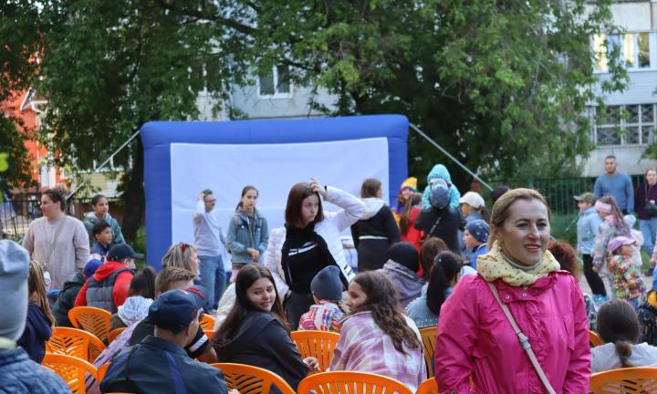 «Свежий воздух»: библиотека организовала кинотеатр под открытым небом