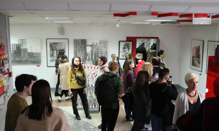 «Мне интересно не просто делать экспозиции, а работать со средой»: как художник Мария Шинкевич меняет облик частного вуза