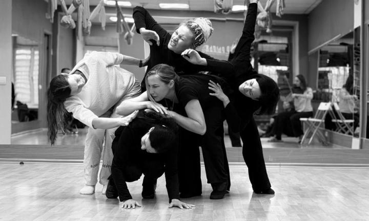 Истории зрителей как сценарий. Как в Омске работает уникальный плейбек-театр «Одна одежда»