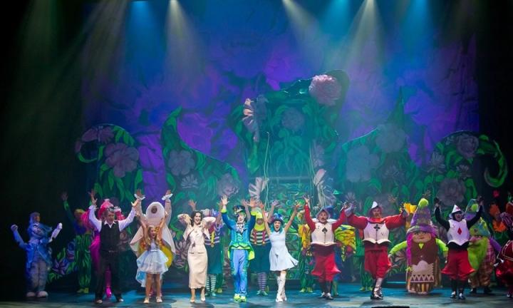 (НЕ)детская сказка: Омский музыкальный театр представили премьеру «Алисы в стране чудес»