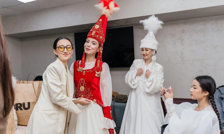 В чем встречать Новый год 2026: омские дизайнеры рассказали о главных модных тенденциях