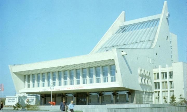 От типового проекта к символу эпохи. Как омичи построили свой «космический» музыкальный театр