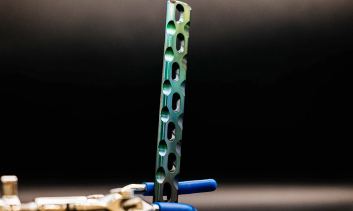 Титановый «целитель». Томские политехники научили имплантаты выделять газ для регенерации костей