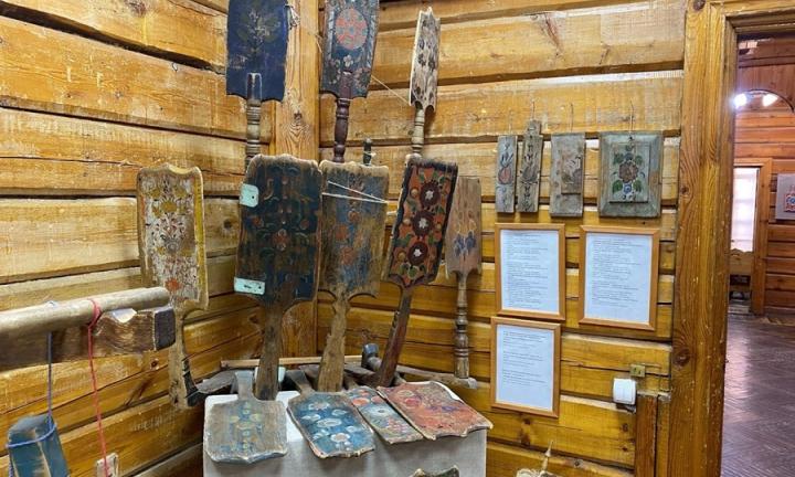 Красна изба и углами, и стенами, и потолком. Как в Омске возрождают урало-сибирскую роспись