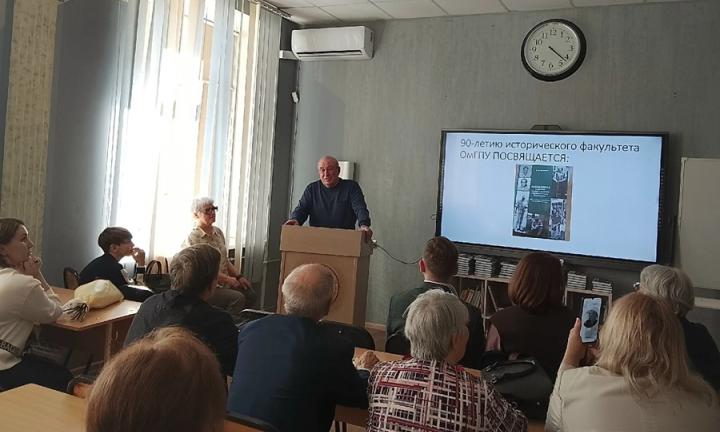 Омский археолог написал книгу о развитии археологии в ОмГПУ