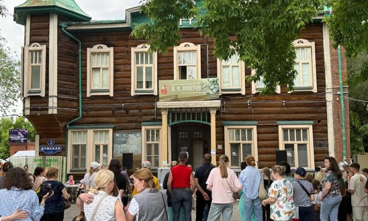 В Омске лето началось с искусства. Открылся IX фестиваль «Омский стрит-арт – 2026»
