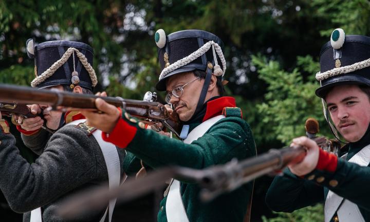 Сибиряки и уральцы устроили в Омске музей живой истории под открытым небом: от Древнего Рима до Второй мировой