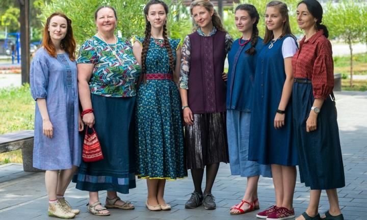 Современное русское народное. Омичка шьёт наряды в необычном стиле