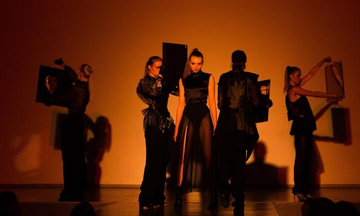 «Отражаясь в нас»: как прошла премьера спектакля «Осколки» театра мод «ОбраZ»