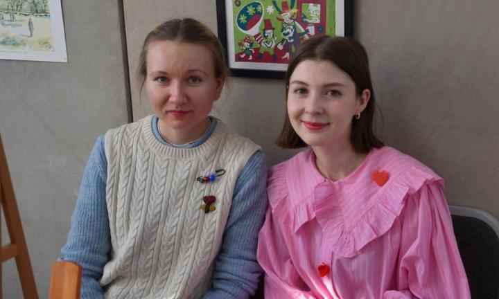 Гости из детства. Омский дуэт художниц представит необычную выставку  