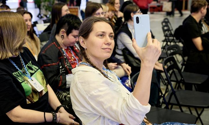 Признание и талант. Омичка возрождает ремесло XII века  