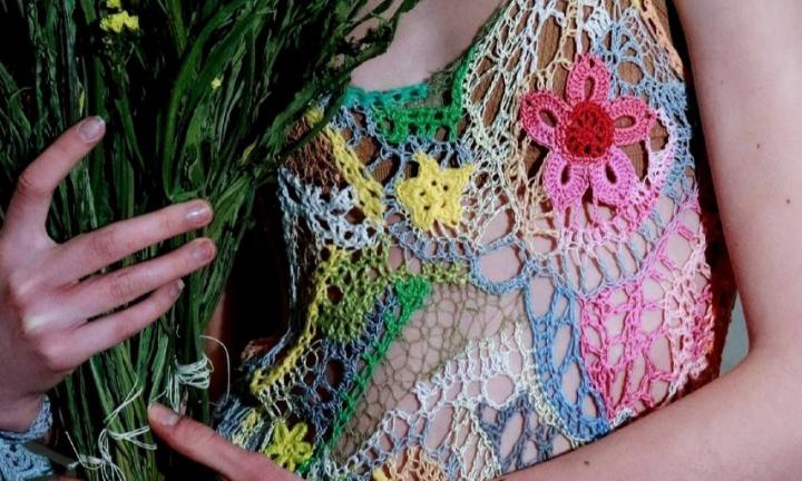 Цветы побеждают мрак. Как начинающий дизайнер из Омска получила Гран-при за вязаную майку-цветок