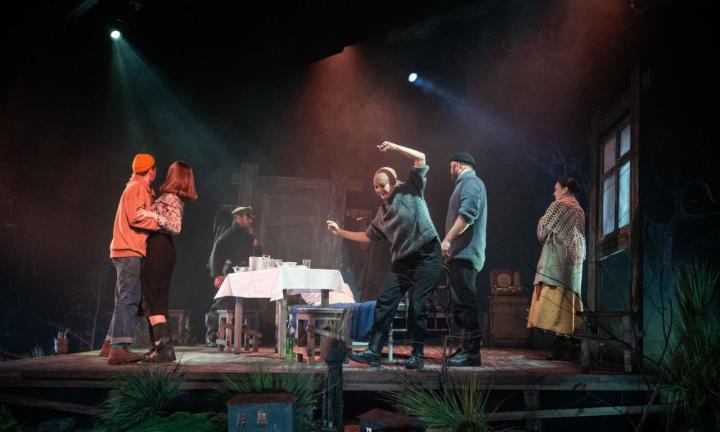 Театральный слоубёрнер: острова и топи в новом спектакле «Пятого»