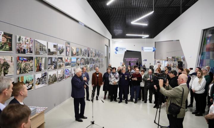 «Цветы Донбасса»: в Омске открылась фотовыставка «СВОИ»