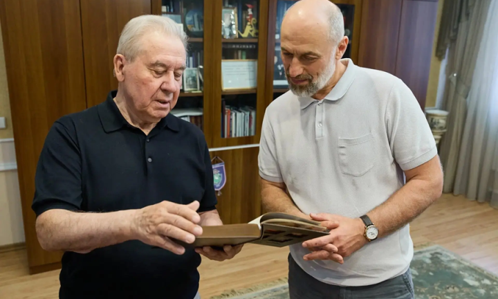 Меценат Святослав Капустин вручил экс-губернатору Леониду Полежаеву орден Книги и Звезду Ермака